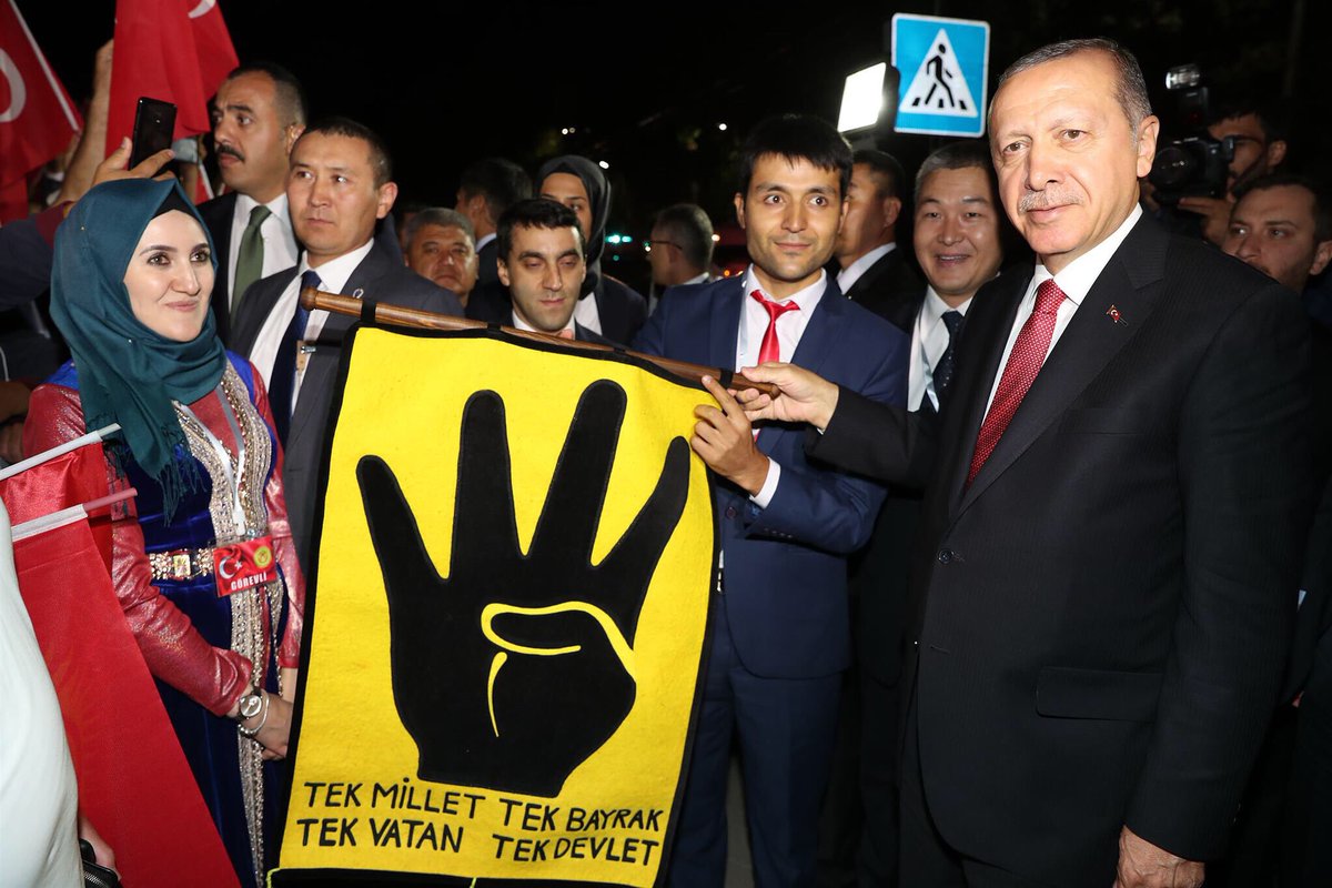 Cumhurbaşkanımız Recep Tayyip Erdoğan, resmi temaslarda bulunmak üzere gittiği Kırgızistan'ın başkenti Bişkek'te konakladığı otelin önünde kendisini bekleyen Türk ve Kırgız vatandaşlar tarafından sevgi gösterisiyle karşılandı.