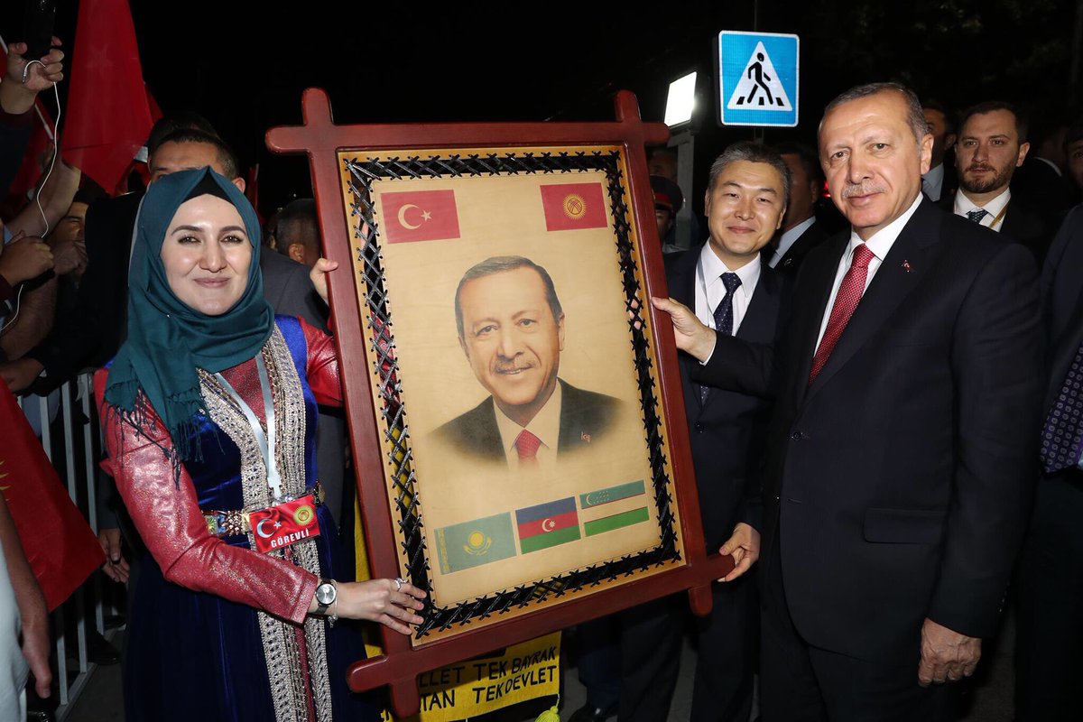 Akparti's tweet photo. Cumhurbaşkanımız Recep Tayyip Erdoğan, resmi temaslarda bulunmak üzere gittiği Kırgızistan'ın başkenti Bişkek'te konakladığı otelin önünde kendisini bekleyen Türk ve Kırgız vatandaşlar tarafından sevgi gösterisiyle karşılandı. https://t.co/1F3LkjAL0p