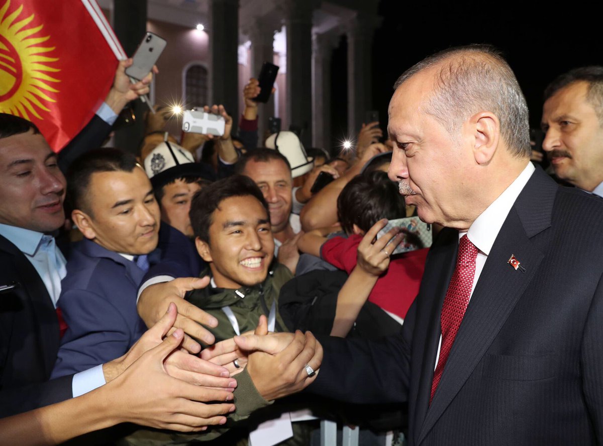 Akparti's tweet photo. Cumhurbaşkanımız Recep Tayyip Erdoğan, resmi temaslarda bulunmak üzere gittiği Kırgızistan'ın başkenti Bişkek'te konakladığı otelin önünde kendisini bekleyen Türk ve Kırgız vatandaşlar tarafından sevgi gösterisiyle karşılandı. https://t.co/1F3LkjAL0p