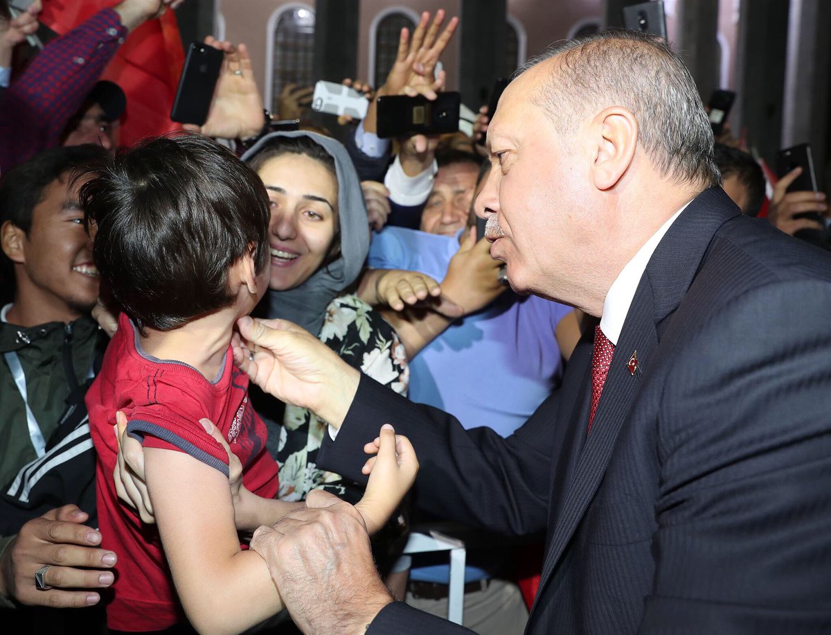 Akparti's tweet photo. Cumhurbaşkanımız Recep Tayyip Erdoğan, resmi temaslarda bulunmak üzere gittiği Kırgızistan'ın başkenti Bişkek'te konakladığı otelin önünde kendisini bekleyen Türk ve Kırgız vatandaşlar tarafından sevgi gösterisiyle karşılandı. https://t.co/1F3LkjAL0p