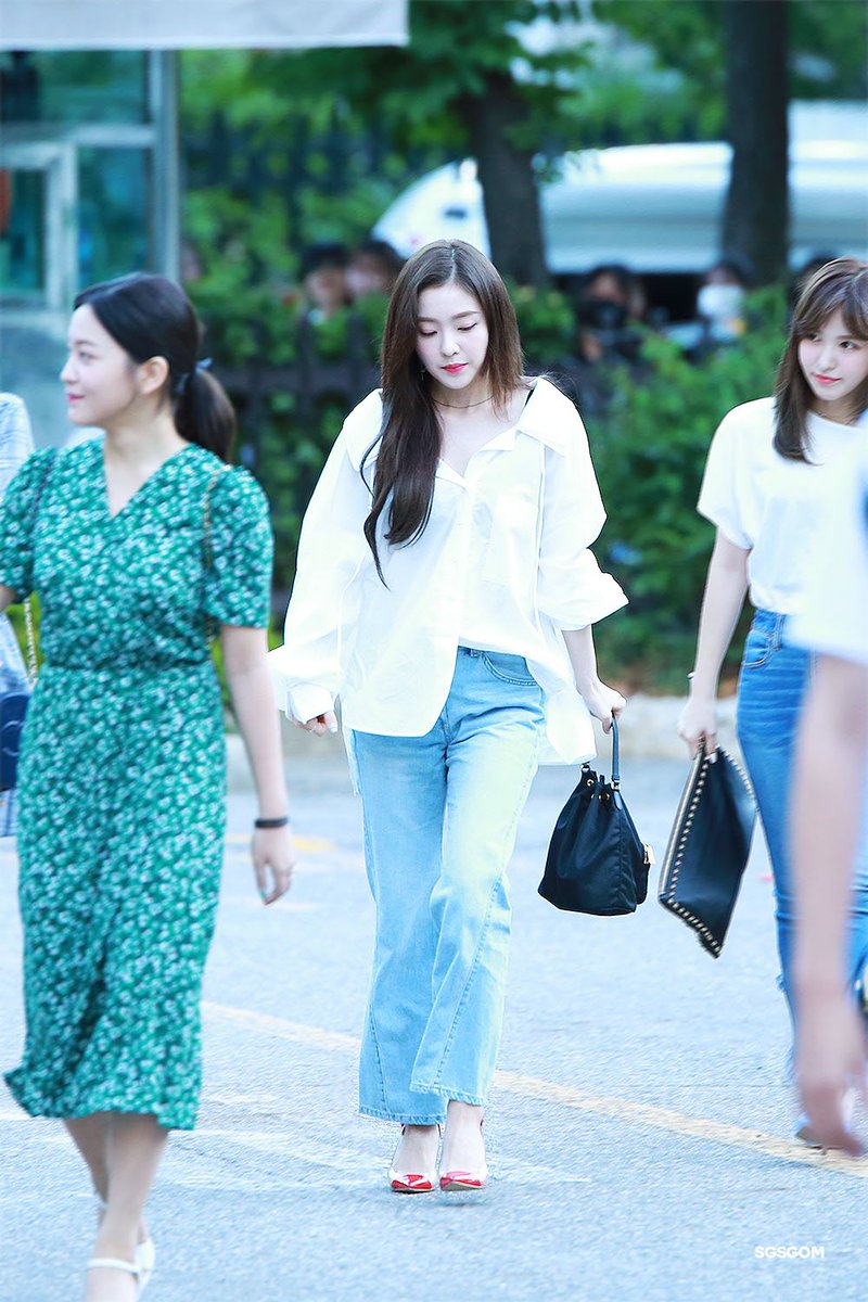 SeulReneDaily's tweet photo. |PIC/HD| 180817 [🐰] OTW to KBS Music Bank #PowerUp #SummerMagic #RedVelvet #레드벨벳 #PowerUp2ndWIN #IRENE #아이린 #WENDY 
© sgsgom https://t.co/wgE11Gz4zJ