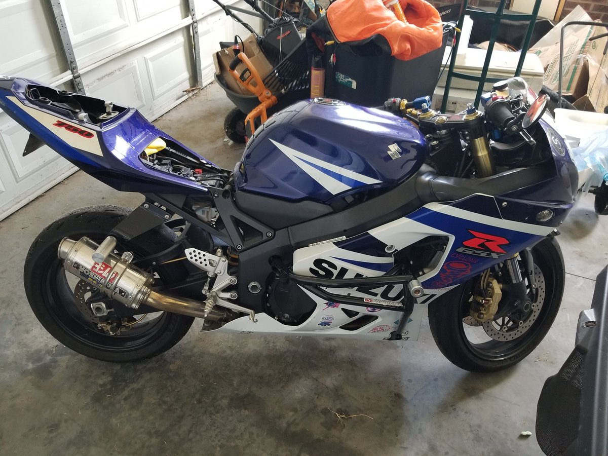 BanditGotDreads's tweet photo. My Baby Girl Before My Seats Get Done! #gsxr #gsxr750 #sickinnovations #rsc #helbrakelines #impaktech #stuntlife #colorado #denver #coloradosprings #NorthCarolina #gang https://t.co/MtXb2BFhEV