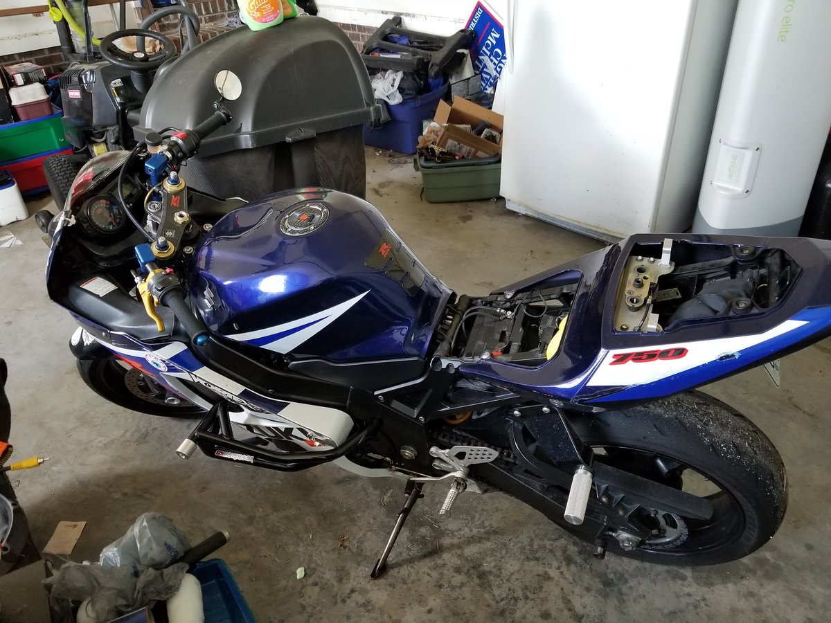 BanditGotDreads's tweet photo. My Baby Girl Before My Seats Get Done! #gsxr #gsxr750 #sickinnovations #rsc #helbrakelines #impaktech #stuntlife #colorado #denver #coloradosprings #NorthCarolina #gang https://t.co/MtXb2BFhEV