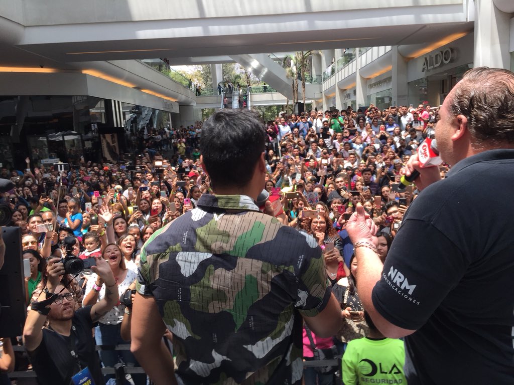 MixupTeam's tweet photo. Firma de autógrafos @_carlosrivera en la preventa de #GuerraDeCarlosRivera @sonymusicmexico @oye897 #Mixup @reforma222oficial https://t.co/3VHBxeGLk6