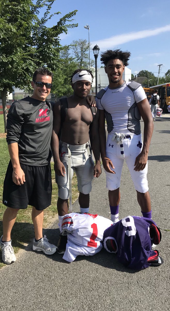 CSEEAthletics's tweet photo. CSEE Alumni Jalen Mention and Tyriq Phynn both with great efforts today as they squared off on the field in today’s @NewRoFootball @YonkersBrave game. Although they now represent different schools, they never forget where they came from! #CSEEFamily #OwlsNation #Section1Football https://t.co/IQOjYhvZNO
