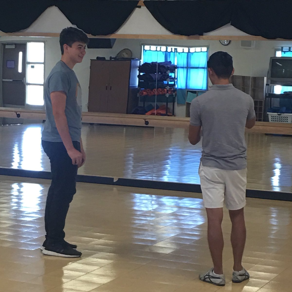 fusd_shsmusic's tweet photo. Our Drum Major senior Orion Dyer getting one on one training this morning from Carl Huang, SCVโs Drum Major. #silentcommand #gettingbetter #Vanguard #skyhawkpride https://t.co/Zc17khEkdJ