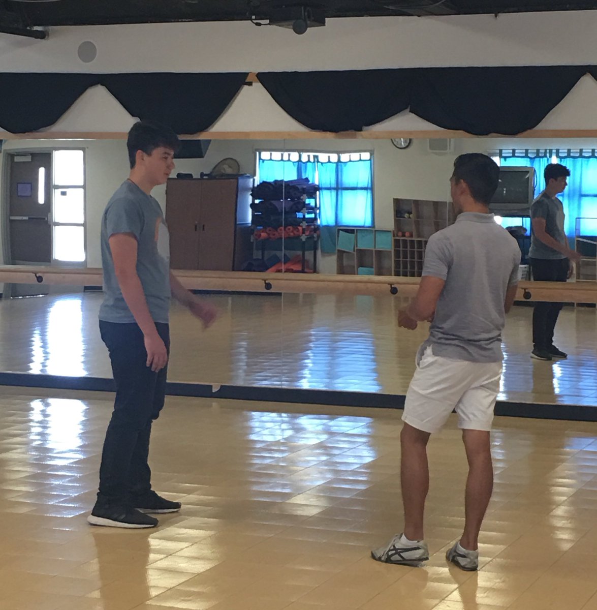 fusd_shsmusic's tweet photo. Our Drum Major senior Orion Dyer getting one on one training this morning from Carl Huang, SCVโs Drum Major. #silentcommand #gettingbetter #Vanguard #skyhawkpride https://t.co/Zc17khEkdJ