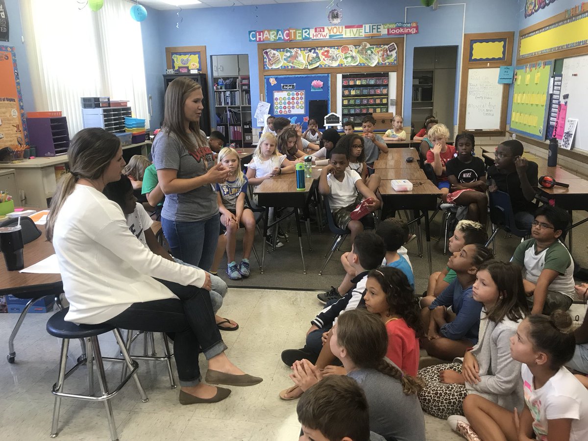 MrsCondonL's tweet photo. 4th grade celebrates leadership each month with our grade level mtg! Congrats to our 4 recipients for the month of August! @JeffersonElemSc https://t.co/0olTiLNW0Z