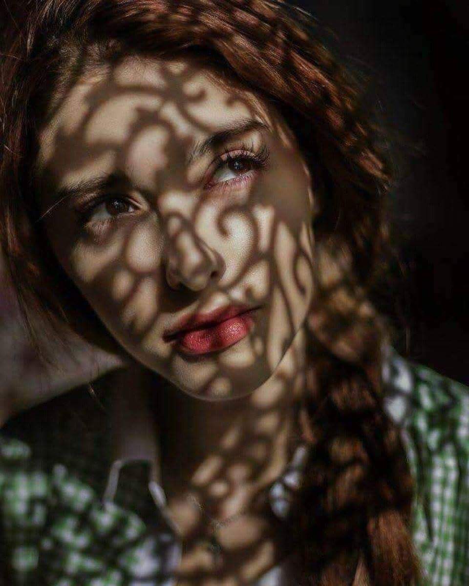 طُوبى لأعيُنِ قومٍ أنتِ بينَهُمُ 
القَومُ في نُزهةٍ من وجهِك الحَسَنِ

❤️