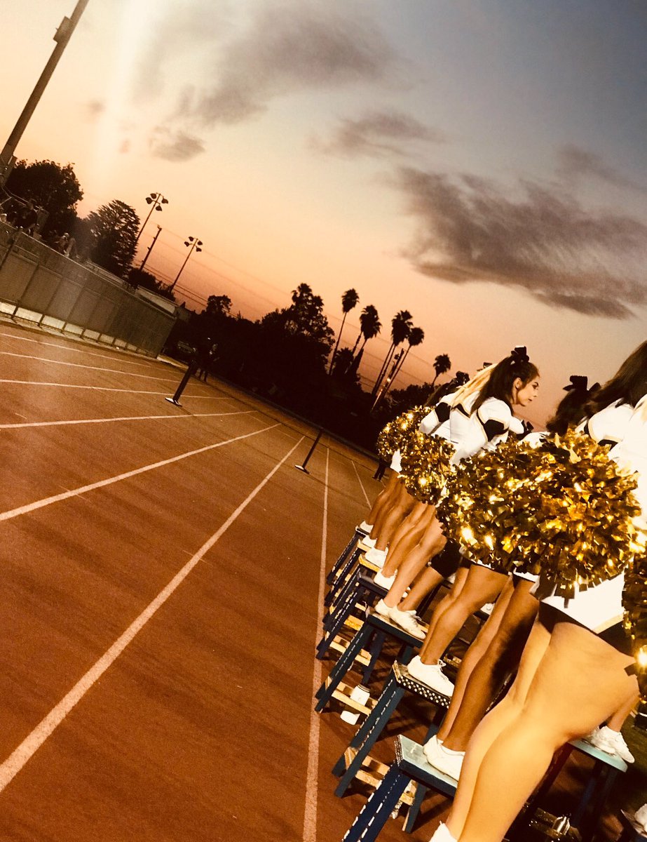 warrenhs_cheer's tweet photo. Yet again our boys in blue take another win 59-0! ✨💙 #BearPride #WarrenBears https://t.co/zVkTAiAXSr