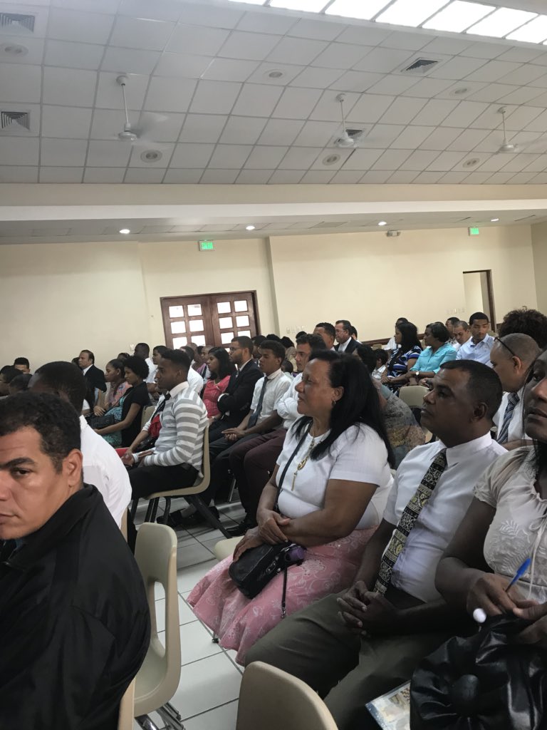 perlacheryl's tweet photo. Miembros de la Estaca Ozama eufóricos y atentos a recibir los consejos del Pte. Nelson #SigueAlProfeta @ezequielfh @MormonesRD https://t.co/Hn29iqkzMG