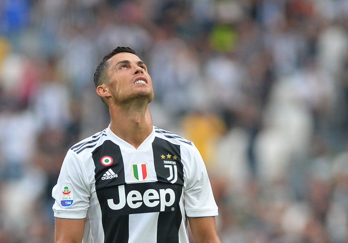 DmCQmQbWwAAgeLH?format=jpg&name=small Juventus vence Parma, Cristiano Ronaldo continua sem marcar