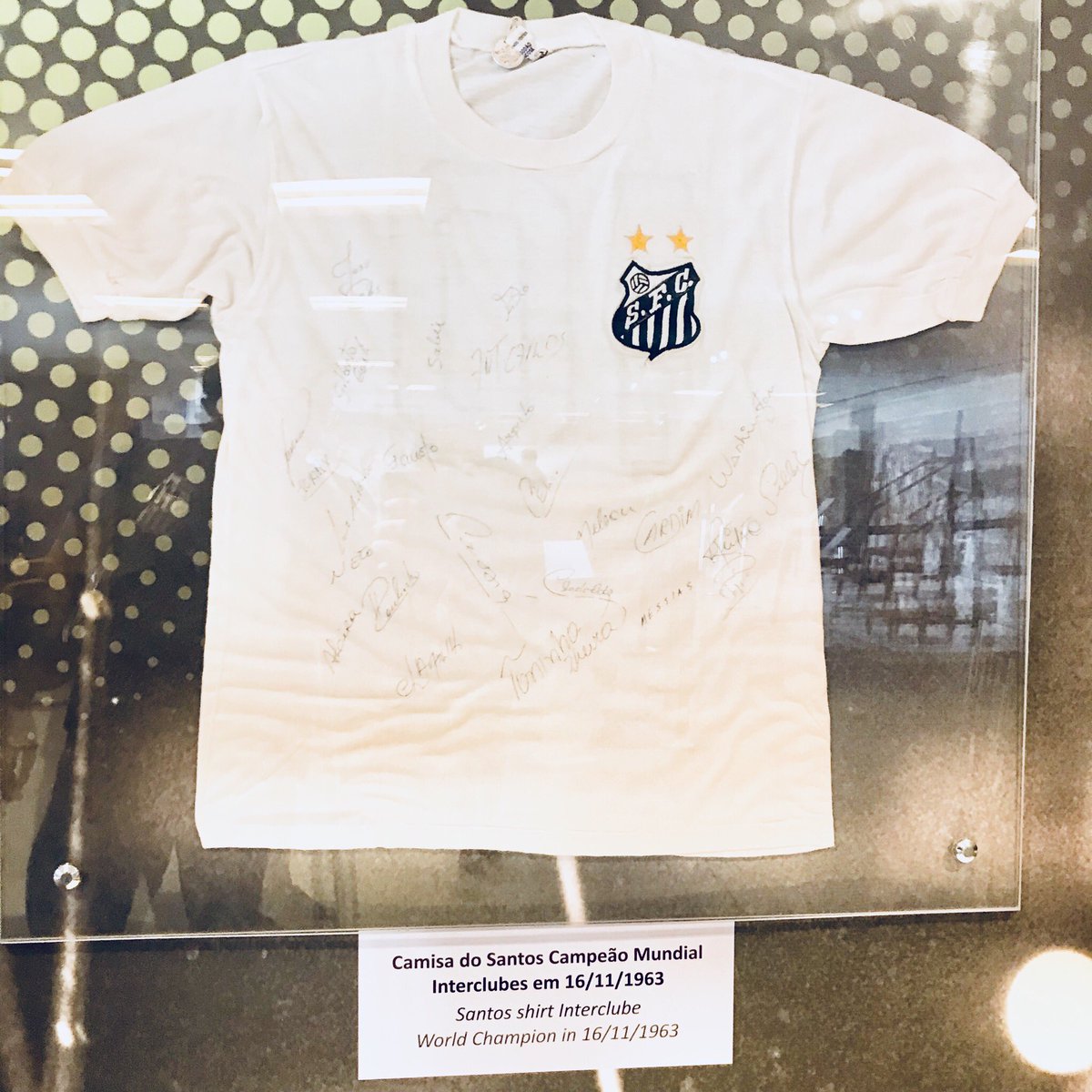 SantosFC's tweet photo. Aquela camisa pesaaaaaaaaaaaaaada! #BiMundial

A camisa do Peixe está amostra no Maracanã Tour! https://t.co/DXa3tvT5Nh