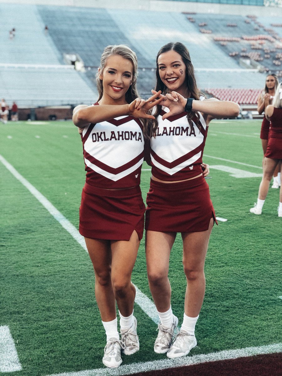 OU_AXO's tweet image. cheering on our sisters AND the Sooners today!! it’s gameday in Norman 🤩☝🏼🏈
