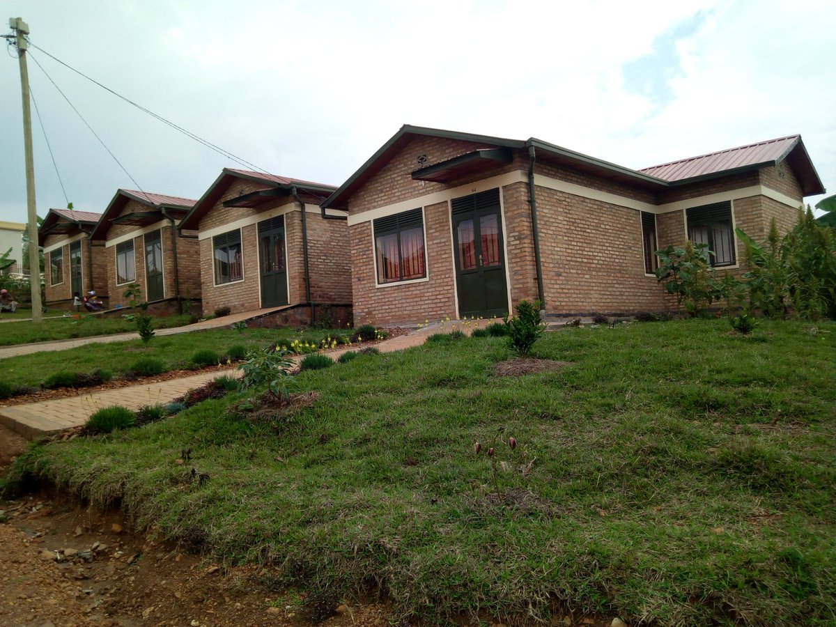 RPF_Gasabo's tweet photo. Bimwe mubikorwa umuryango @rpfinkotanyi wagejeje kubanya #Gikomero harimo Model Village ifite ibihumbi n' ibihumbi by' ubworozi bw'  inkoko biteza imbere abavanywe mumanegeka bagatuzwa ahajyanye n' ikerekezo. #ToraFPR umunyarwanda ahorane #Agaciro . #IbyizaBiriImbere @PMubera https://t.co/qAFOMAXHNC