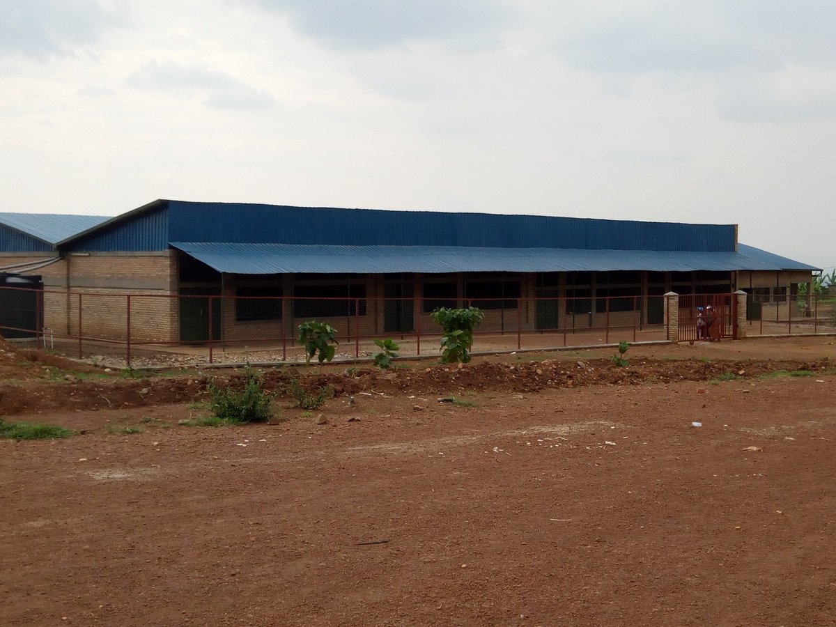 RPF_Gasabo's tweet photo. Bimwe mubikorwa umuryango @rpfinkotanyi wagejeje kubanya #Gikomero harimo Model Village ifite ibihumbi n' ibihumbi by' ubworozi bw'  inkoko biteza imbere abavanywe mumanegeka bagatuzwa ahajyanye n' ikerekezo. #ToraFPR umunyarwanda ahorane #Agaciro . #IbyizaBiriImbere @PMubera https://t.co/qAFOMAXHNC