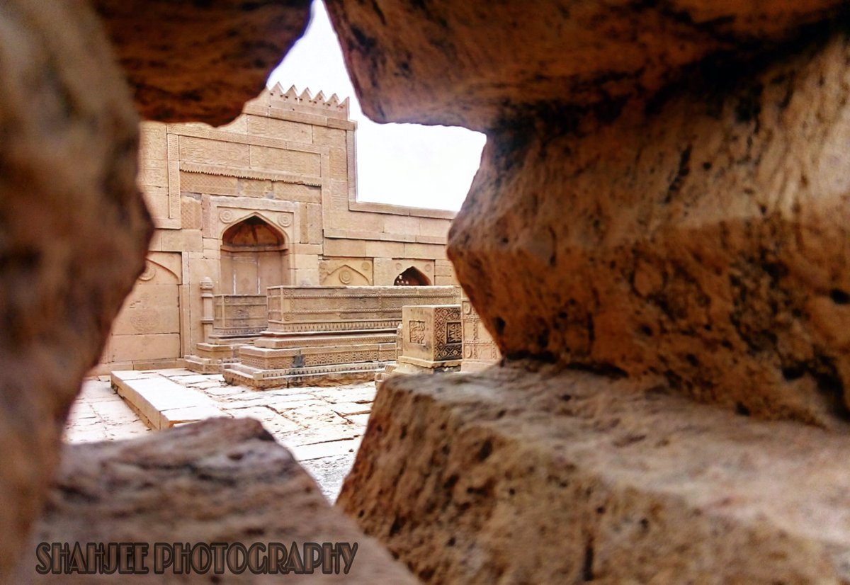 ShahjeeWrites's tweet photo. I tried to take the "hole in the wall" as a frame Photography theme..
Lemme me know in comments., If I achieved it or not!?
#ShahjeePhotography
#framephotography #NokiaPhotography #Nokia3
#MakliGraveyard #Makli #Sindh https://t.co/90tIrJFXZd