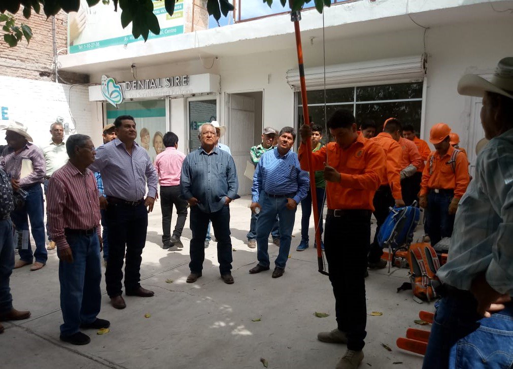 SEDERCOAH's tweet photo. Asiste Secretario @flores_mendez a Instalaciones @CONAFOR Entrega de Notificaciones p/el Saneamiento Forestal, atención a la plaga del muérdago en mezquite en el Valle de las Delicias y Valle de Acatita, municipio de #SanPedro @mrikelme #FuerteCoahuilaEs https://t.co/jwY78xzSzr
