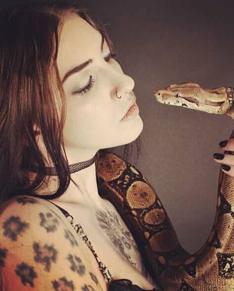 ChoasDidi's tweet photo. Is nice loving snakes. They are my best pet ever https://t.co/gUNYWSRr6X