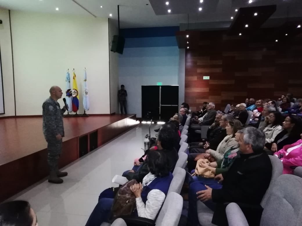 FuerzaAereaCol's tweet photo. Durante su visita, los integrantes de la #ASURFAC reconocieron los avances de la #ESUFA a nivel educativo, el director de la Escuela de Suboficiales expone la estrategia educativa E4. https://t.co/zYDFiXSnWB