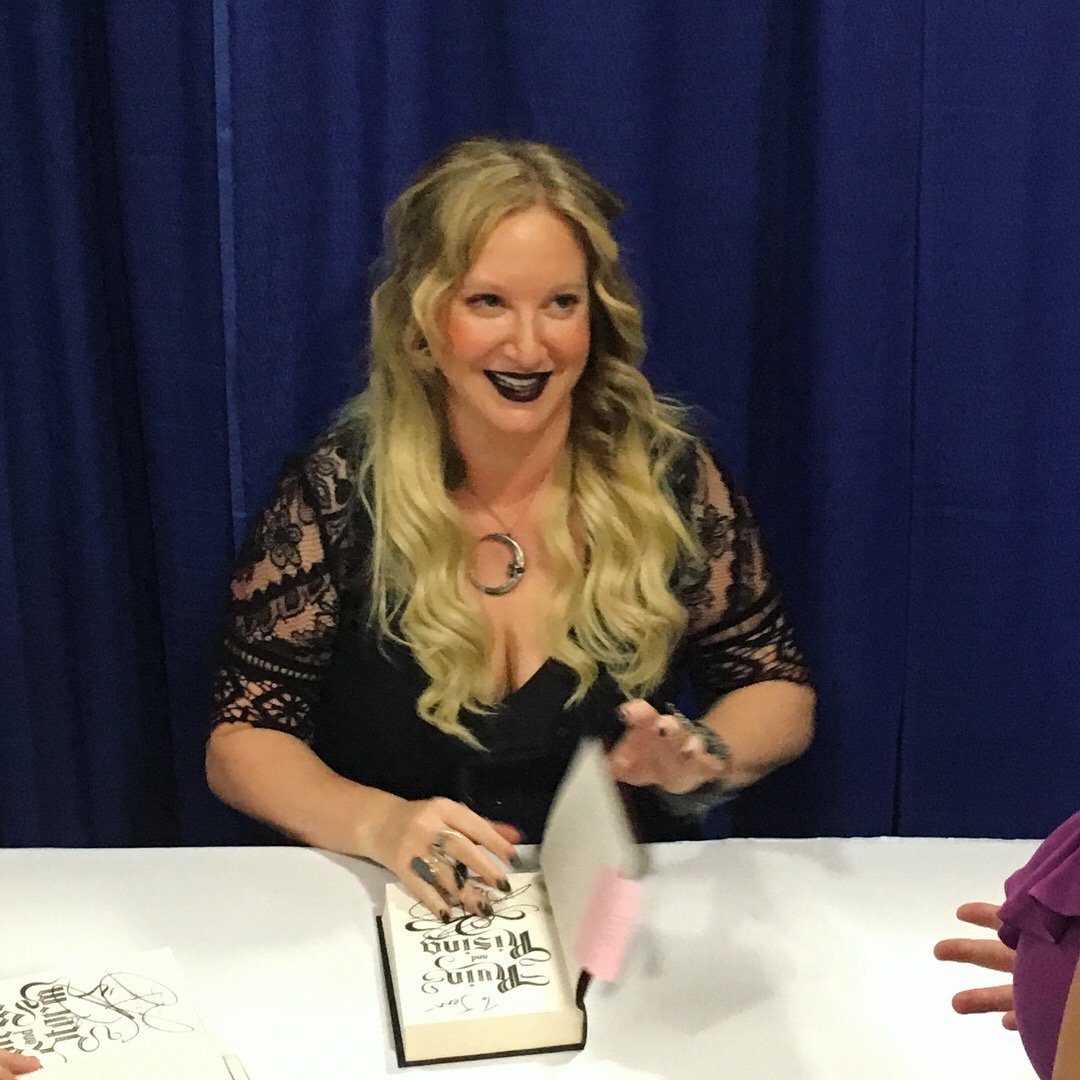 LacyMB's tweet photo. Met @LBardugo and got my copy of #LanguageofThorns signed so #NatBookFest is a great success! 📚💜🖤 #Grishaverse https://t.co/YBc3T299zt
