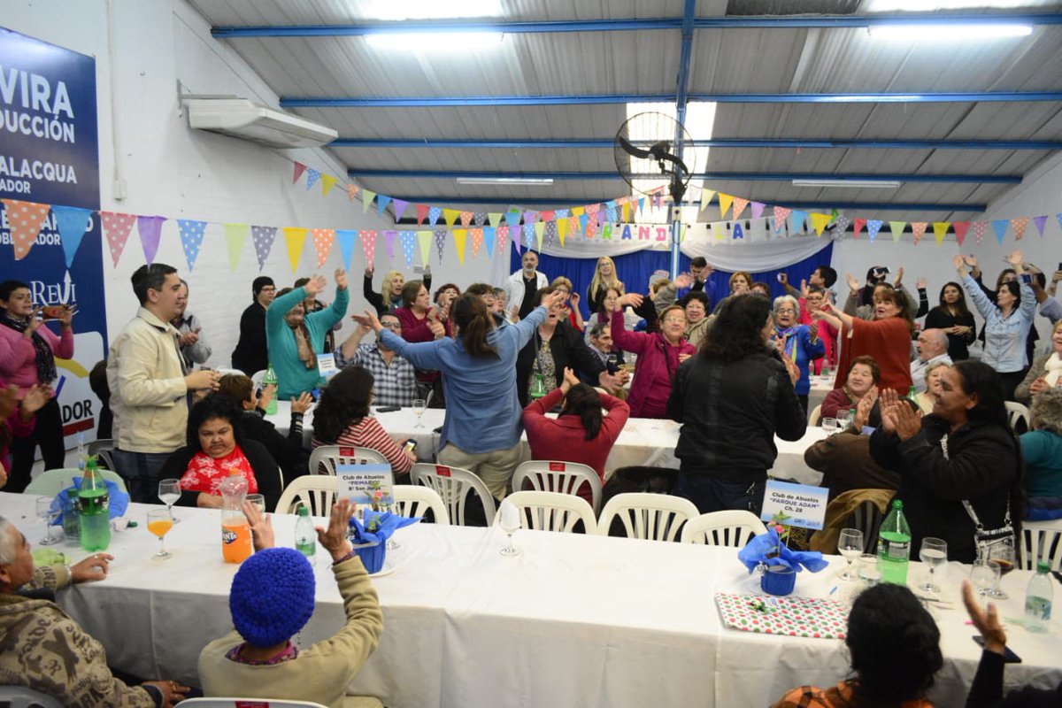 generenovadora's tweet photo. #CelebrandolaVida
Hoy festejamos cumpleaños con clubes de abuelos de distintos barrios de Posadas.

Compartimos un grato momento, con un almuerzo, un show musical, baile, juegos, sorteos y mucha diversión sana para todos. 
👴👵🎂🎉🎊🎁🎤🎼💃 

#GR #MoReVi
#Juntos #CercadelaGente https://t.co/PabuLSUr6Y