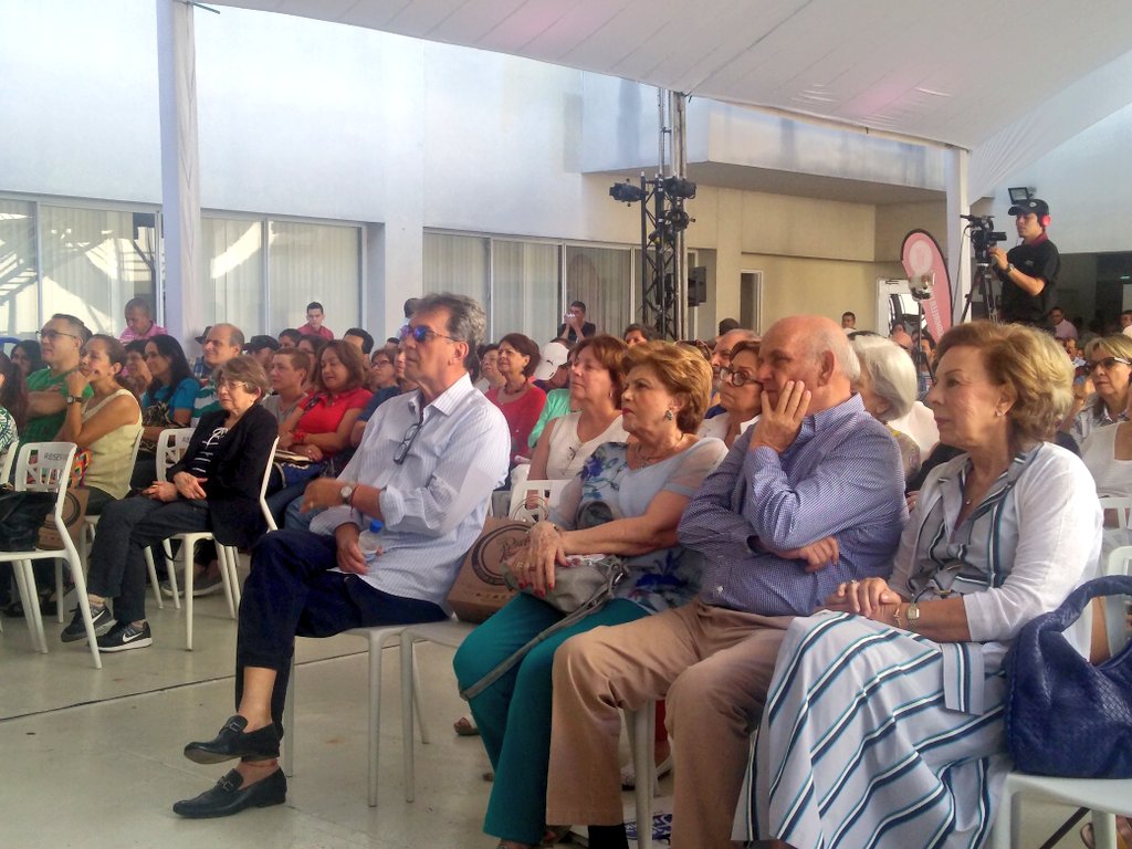AlcaldiaDeCali's tweet photo. #AEstaHora: el exministro y escritor @AGaviriaU está en @BiblioValle presentando su libro "Hoy es siempre todavía" con el editor Mario Jursich Durán y la presencia del alcalde @MauriceArmitage.

#OML2018 https://t.co/WMtERmpb70