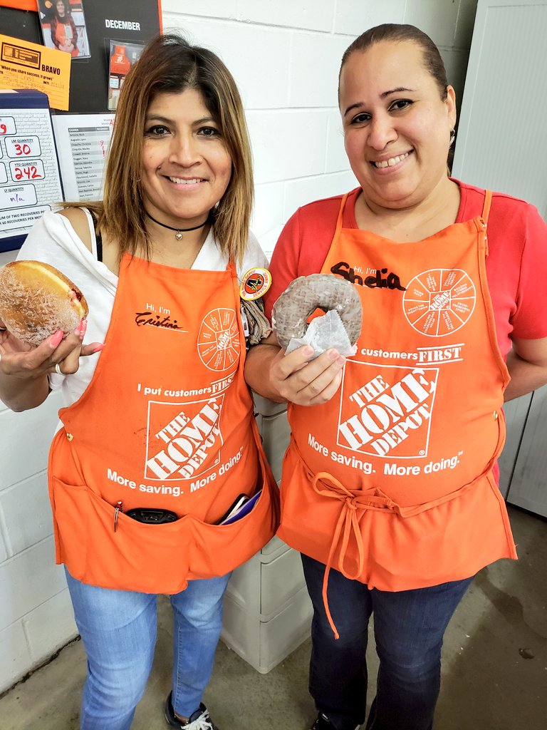 StacyDuggan's tweet photo. Cashiers @Everett_HD2688 getting donuts for being over 25% for recoveries in the first week of the month. #RecoveryGoal #WTG #WhoDoesntLikeSnacks @bob_lundy @MurrinJoanne @lisa_lisadow @amyharris555 @HomemManny https://t.co/Vw86O2You2