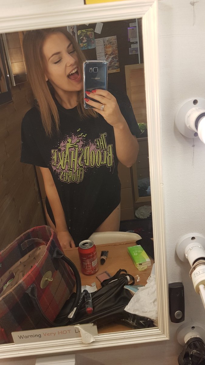 Rocking my <a href="/TheBloodshake/">TheBloodshakeChorus</a> Tee ❤🤟