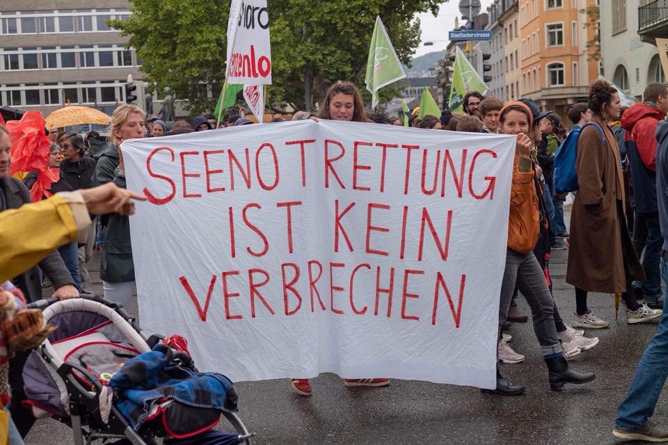 salam_swiss's tweet photo. Tausende demonstrierten heute gegen Europas Asylpolitik in #Zürich.#Seebrücke #Demo #Schweiz https://t.co/YK7q86H0qx