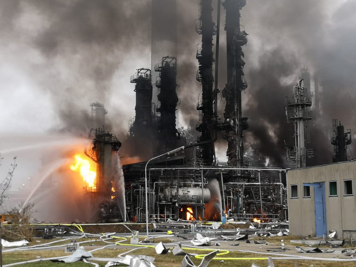 Нападение на нефтеперерабатывающие заводы. НПЗ Bayernoil. Пожар на нефтеперерабатывающем заводе. Промышленная катастрофа. Аварии на производственных объектах.