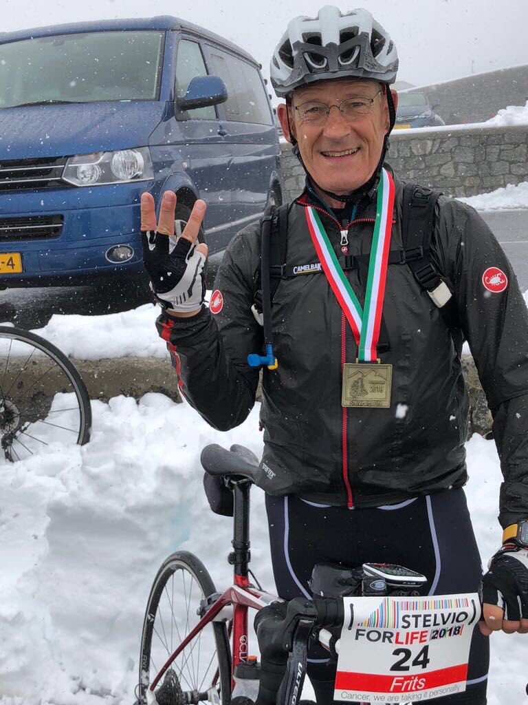 Stelvio For Life, vol enthousiasme fietsen in regen, wind en sneeuw. Een fantastische beleving met zeer bevlogen deelnemers. Allen met het zelfde doel, sponsoring voor een op DNA gericht kanker onderzoek.