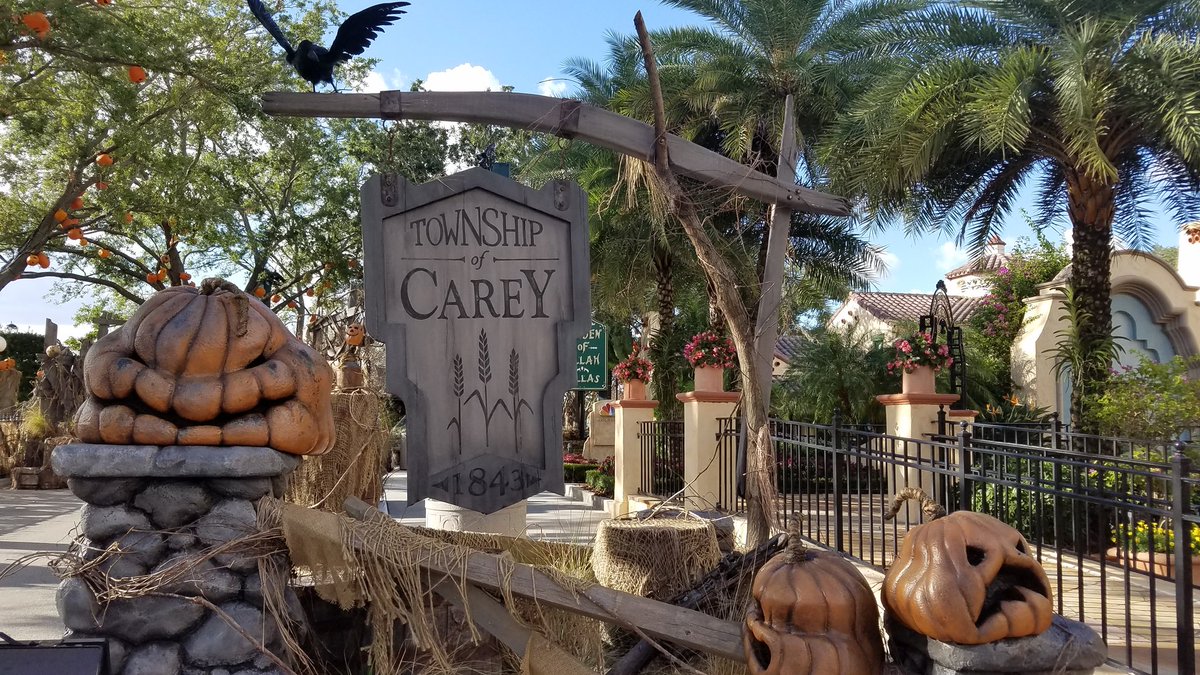 AOVlogs's tweet photo. We are here checking out the zones and filming our HHN hype video https://t.co/SR1F6da3tM
