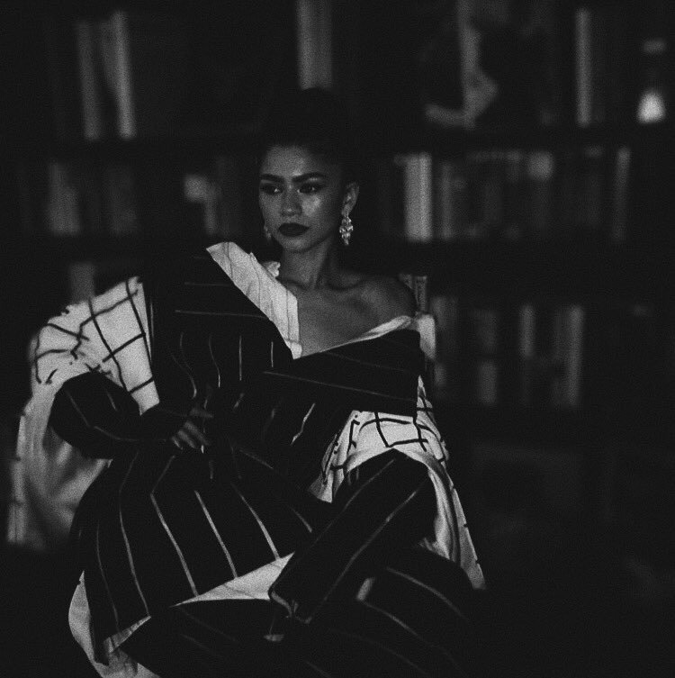 Esta vida foi uma escada: desce ou sobe. Em alturas complicadas: apareces ou somes. Dizes que não apareci, talvez tenhas razão. Desculpa, adormeci, o que conta é a intenção.