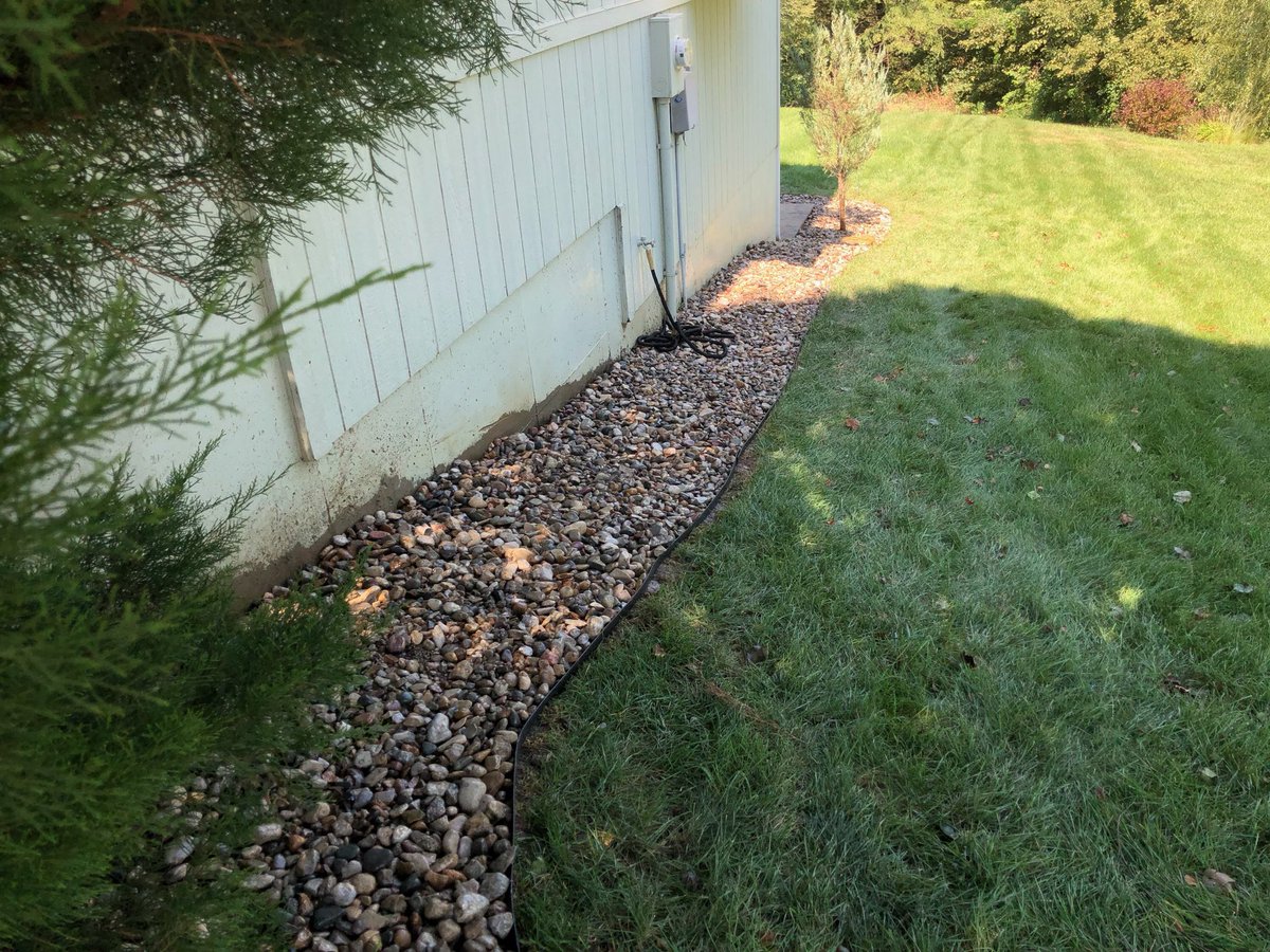 LandscapeStain's tweet photo. Landscaping job we worked on this morning. Tore out the grass, put down edging and weed mat, and finally rock. Turned out great. https://t.co/9SIZRTwXJ8