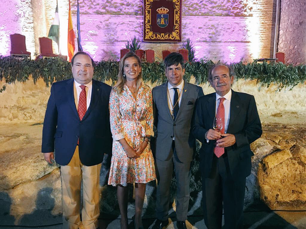 ETSIAMCordoba's tweet photo. @RosaGallardo15 “Recibimos el testigo con orgullo, agradecimiento y sobre todo con el compromiso de apoyar, impulsar y difundir todo lo que los vinos #MontillaMoriles significan y representan” 🔑🍇
@ETSIAMCordoba, Capataz de Honor de la 63 #FiestadelaVendimia https://t.co/AnSD9PPqfW