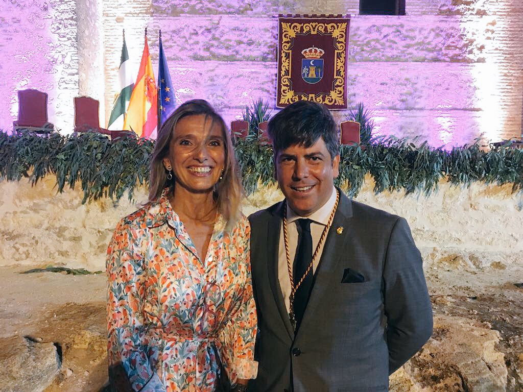 ETSIAMCordoba's tweet photo. @RosaGallardo15 “Recibimos el testigo con orgullo, agradecimiento y sobre todo con el compromiso de apoyar, impulsar y difundir todo lo que los vinos #MontillaMoriles significan y representan” 🔑🍇
@ETSIAMCordoba, Capataz de Honor de la 63 #FiestadelaVendimia https://t.co/AnSD9PPqfW