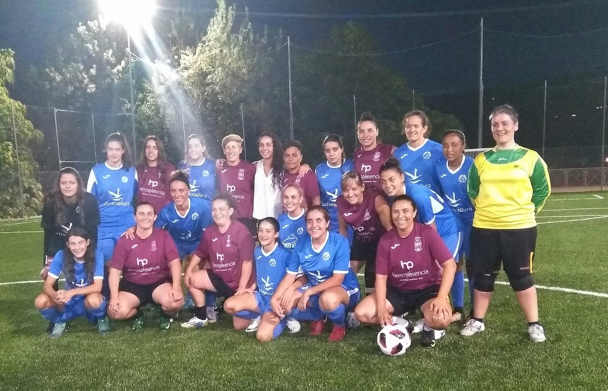 Jugadoras de gran nivel se han dado cita acompañado a <a href="/PaulaSerrano91/">paula serrano</a>  en la inauguración del campo, y entrega de camiseta conmemorativa del C.P .San Miguel Femenino por parte de su capitana @Sarita2442001