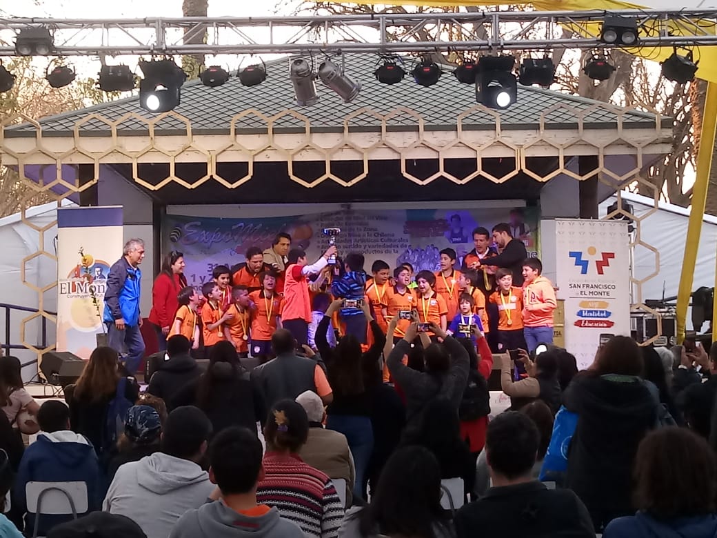gabrieldelcajon's tweet photo. Tremendo ambiente en la entrega de la #CopaDeLaMiel en la #FiestaDeLaMiel en @MuniElMonte  socios de #REDAMONTE y autoridades animan al público presente.
Así da gusto la vida
#SomosLosApicultoresDeChile 
@redapicolachile @antoniowalkerp @crecondo @yoamolamiel @LaMielEnTuRadio https://t.co/ni8M1ykCYl