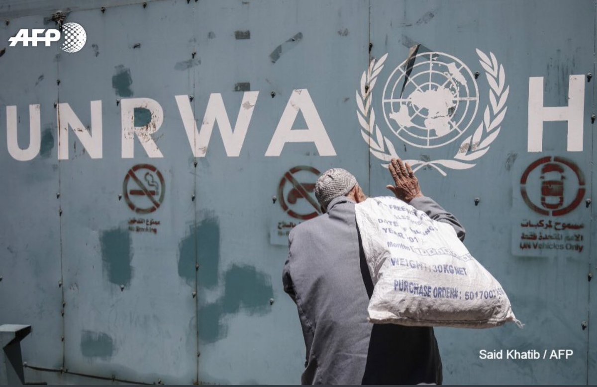 Pendant que les États-Unis poursuivent leur replis et abandonnent l’#UNRWA et les 5m de Palestiniens qu’elle soutient, la France ↗️ +++ son aide publique au développement et modernise l’action de l’@AFD_France 🇫🇷
2 visions de la coopération internationale!

#UnMondeEnCommun