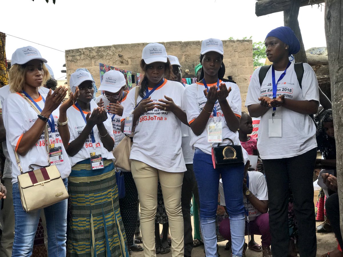 UNFPASenegal's tweet photo. La caravane #JoGJotna arrive dans le village de Ségou Coura. L’iman, le Chef de village et la population accueillent les jeunes leaders champions de la SRAJ dans la prière.@AmbCanSenegal @UNFPA_WCARO @compaore_cecile @mabinguengom1 @gilena_andrade @GideonGueye @NdeyeDiopNiang1 https://t.co/uhfV4onAXC