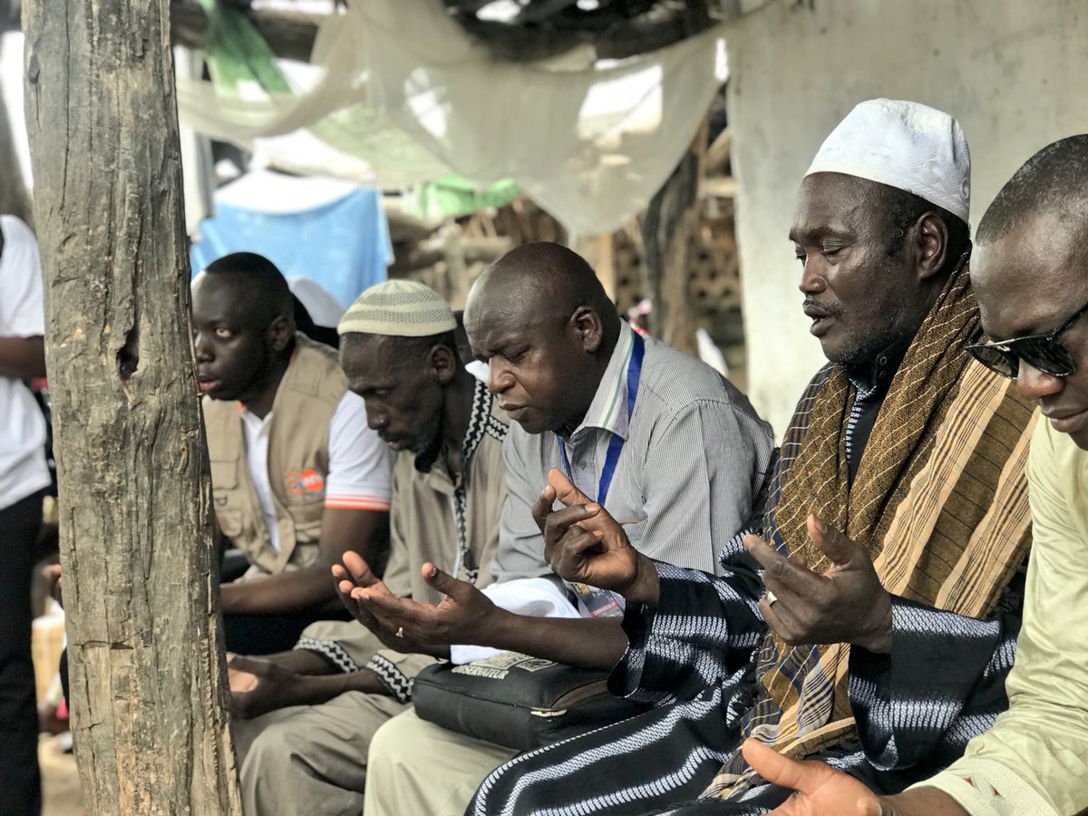 UNFPASenegal's tweet photo. La caravane #JoGJotna arrive dans le village de Ségou Coura. L’iman, le Chef de village et la population accueillent les jeunes leaders champions de la SRAJ dans la prière.@AmbCanSenegal @UNFPA_WCARO @compaore_cecile @mabinguengom1 @gilena_andrade @GideonGueye @NdeyeDiopNiang1 https://t.co/uhfV4onAXC