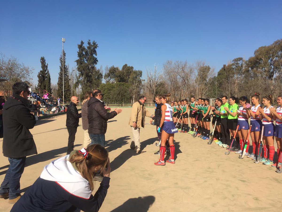 #HOY reconocimiento a nuestras #CuritasMundialistas 🇬🇧 <a href="/marcecasale/">Marce Casale</a> <a href="/chuni_m/">Chuni Mastronardi</a> #OrgulloMarista ❤️