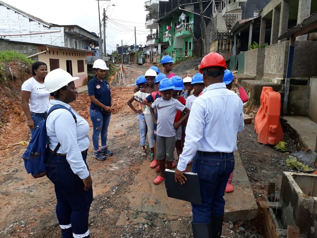 TSPazcifico's tweet photo. #QuibdóHoy #Ingenieritos👷🏾‍♂️👷🏽‍♀️por un día, en el Barrio Santo Domingo.  Actividad de sensibilización lúdico-recreativa para implementar hábitos de prevención y autocuidado durante la ejecución del proyecto de alcantarillado fase 1. https://t.co/eJoBOymQlF