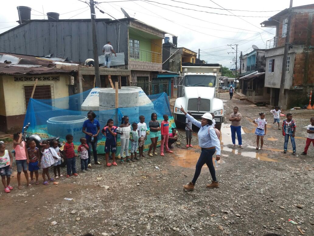 TSPazcifico's tweet photo. #QuibdóHoy #Ingenieritos👷🏾‍♂️👷🏽‍♀️por un día, en el Barrio Santo Domingo.  Actividad de sensibilización lúdico-recreativa para implementar hábitos de prevención y autocuidado durante la ejecución del proyecto de alcantarillado fase 1. https://t.co/eJoBOymQlF