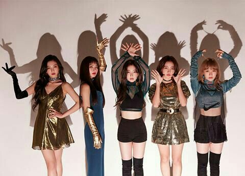 TWICE_Charts's tweet photo. Best selling girl groups on Hanteo Chart in 2018 (so far):

#1. TWICE —  299,453 copies sold 
#2. Red Velvet — 178,658  copies sold
#3. BLACKPINK —  138,215 copies sold
#4. GFriend — 80,940 copies sold https://t.co/xu7I7uEdLr