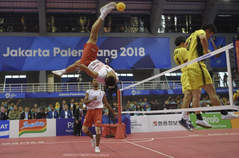 Aksi Nofrizal menendang bola di udara dalam pertandingan final sepak takraw quadrant putra Asian Games 2018 di Palembang, kemarin. Indonesia merebut medali emas nomor quadrant putra mengalahkan Jepang.

Ini medali emas pertama Indonesia dari sepak takraw di Asian Games. Selamat!