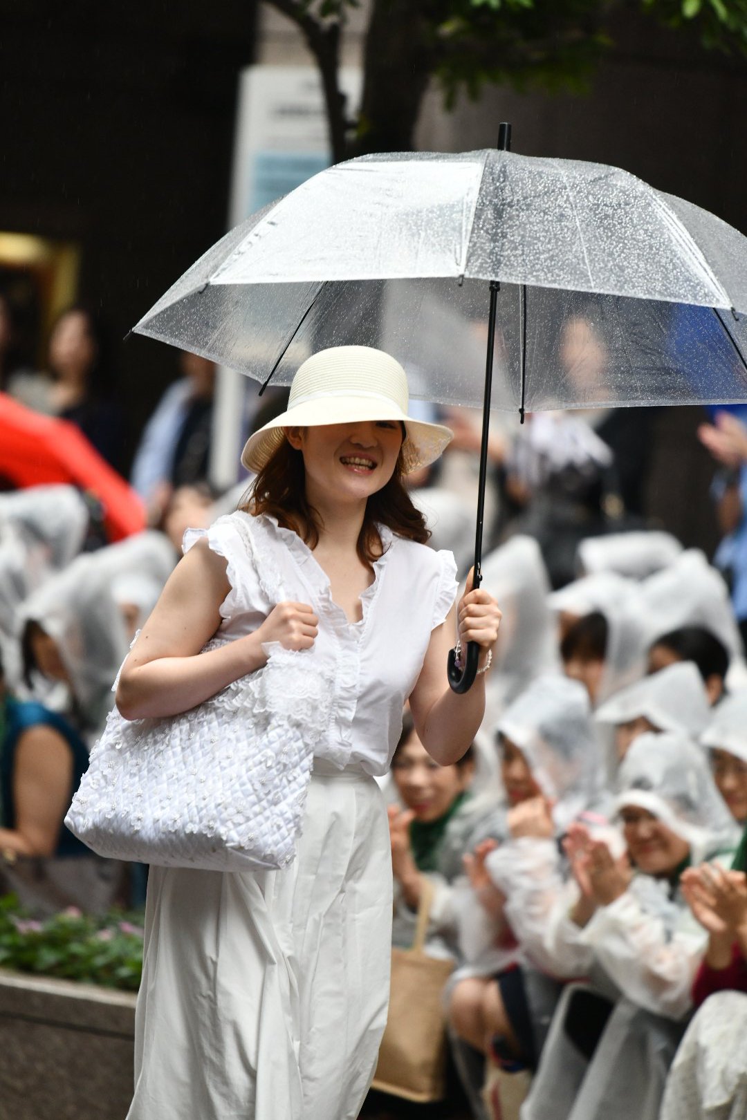 画像 凱旋門の11時公演がmy千秋楽なので ついでに入り待ちしました生憎の雨でしたが来て良かったです 桜良花嵐さん もう少しお顔見せて欲しかったなぁ 叶 まとめダネ