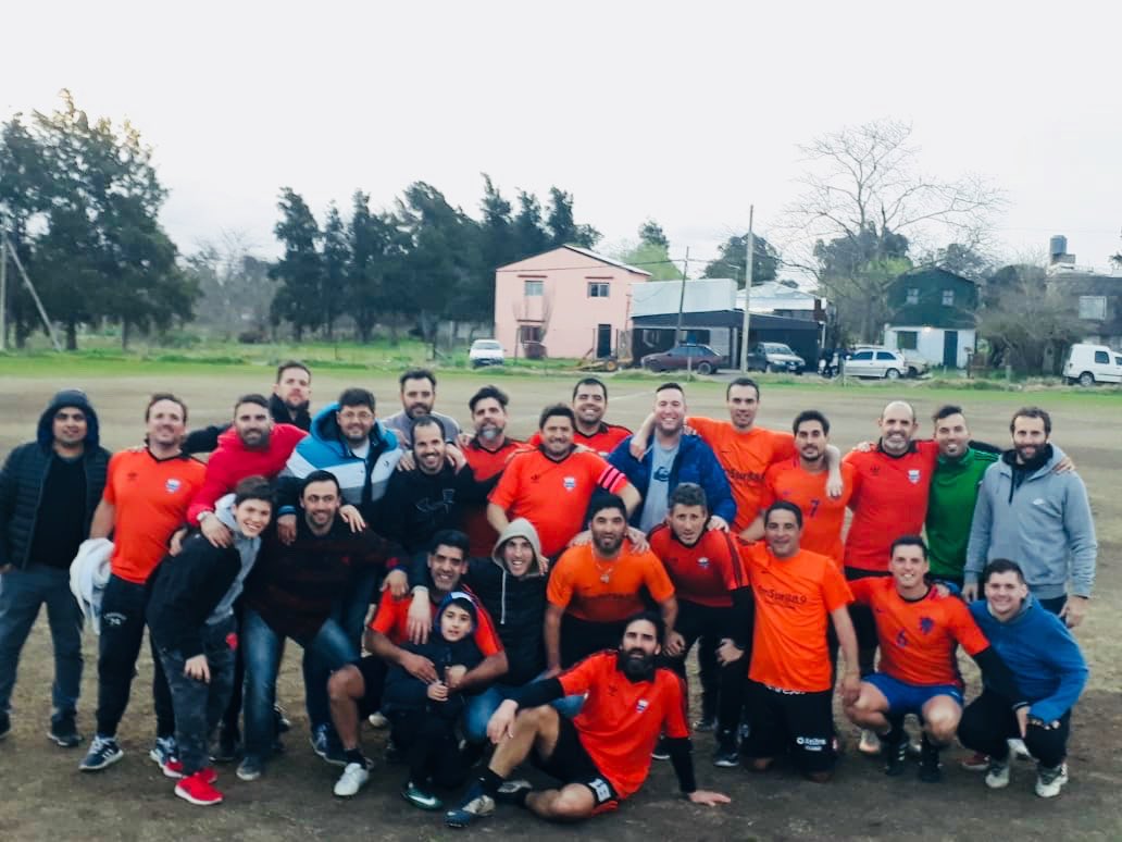 lucianolopez_i's tweet photo. Campeones! EPFC! Con amigos! @giampietriadri @tatokuhl @crisqui80 #Cenci #ChinoBenitez @UrielVecchio #Gus2 #Made #Estefy #Maty #Nico #Colo2 #Mito #Leonel #Leo #Fer2 #Diego #Delfin #Balbo #Pato #Raul #Lucas #Condor #Jorge @tomyfracchia @gusSinagra @FlavioAzzaro https://t.co/zp9DMKLfd8