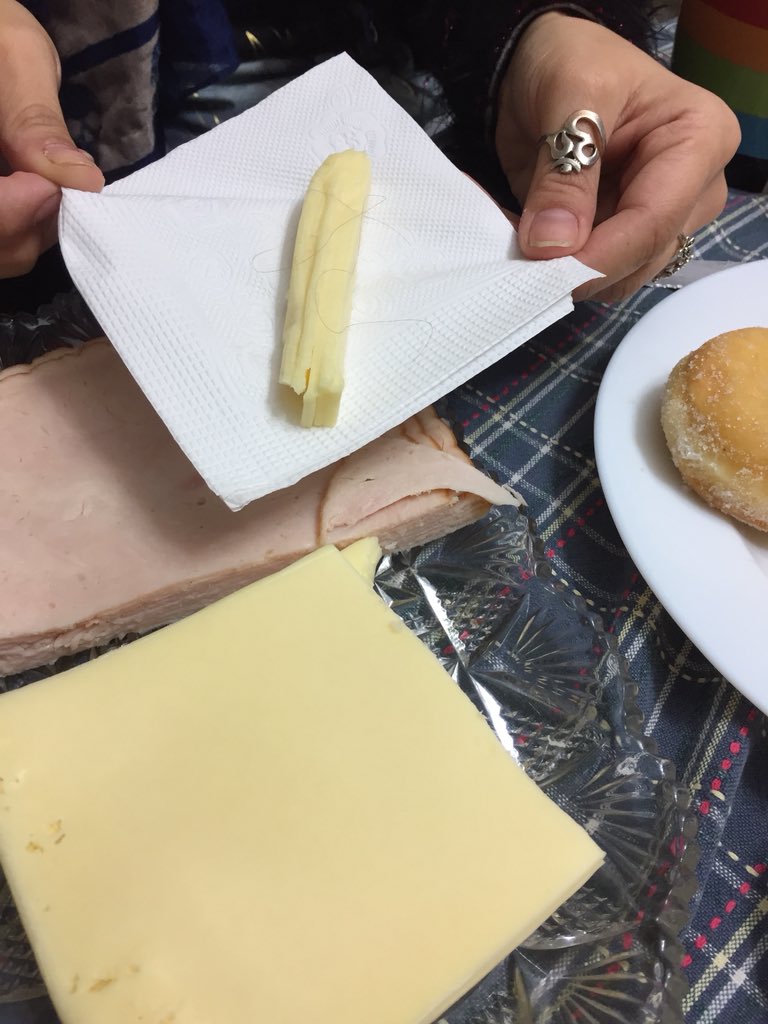 andyparada's tweet photo. @JumboChile una asquerosidad que salga pelo en el queso comprado en el jumbo del portal https://t.co/TQjCERRHpn